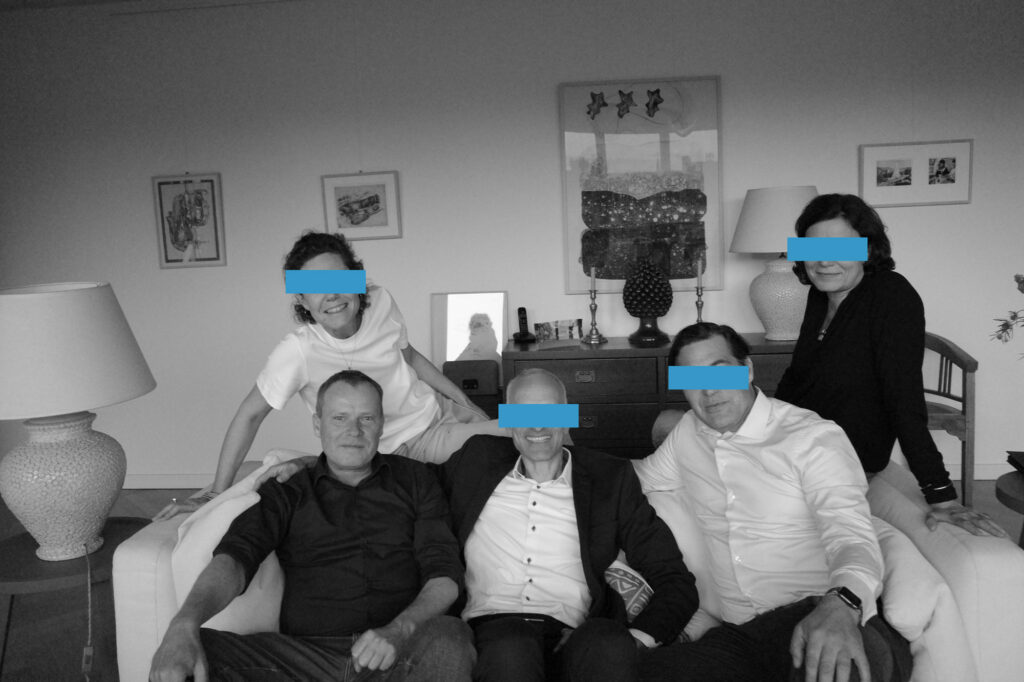 Gruppe Menschen auf Sofa mit Balken vor den Augen.